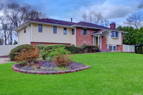 17 Pashen Pl, Dix Hills, NY 11746