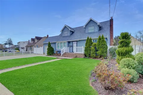 22 Beechwood Pl, Massapequa Park, NY 11762