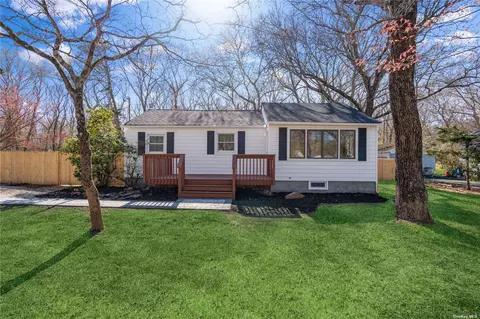 16 Arnold Dr, Middle Island, NY 11953