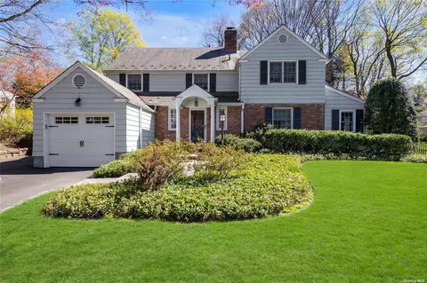 9 Hampton Ct, Port Washington, NY 11050