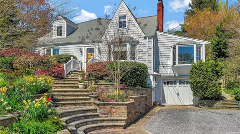 63 Monroe St, Northport, NY 11768