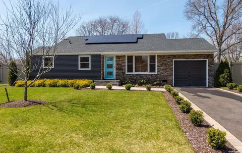 954 Manor Ln, Bay Shore, NY 11706