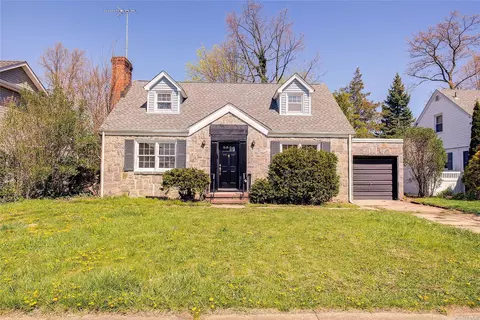 19 Maple Dr, New Hyde Park, NY 11040
