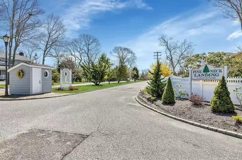 20 Sandpiper Ln, East Quogue, NY 11942