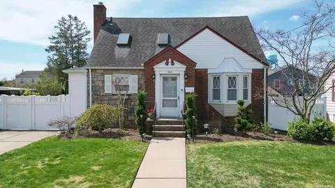 1067 Hancock Ave, Franklin Square, NY 11010