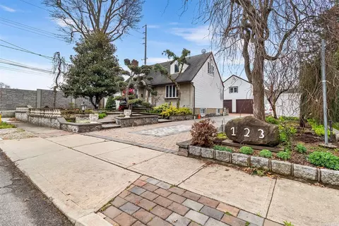 123 Manor Ave, Westbury, NY 11590