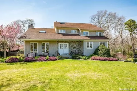 8 Bogel Rd, Bayport, NY 11705