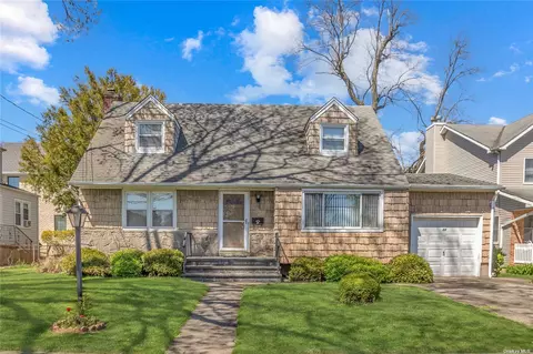 53 Woodward St, Roslyn Heights, NY 11577