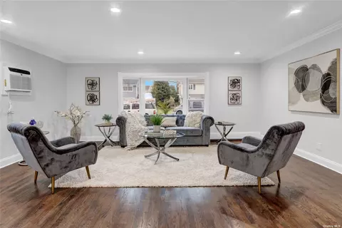 21 Cedar Dr, Massapequa, NY 11758