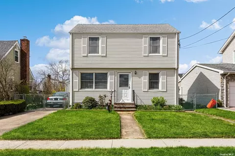 518 Helen Rd, Mineola, NY 11501