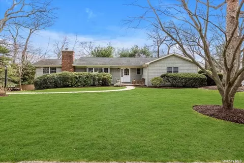 16 Bluetop Rd, Setauket, NY 11733