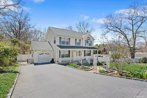 22 Willow Rd, Rocky Point, NY 11778