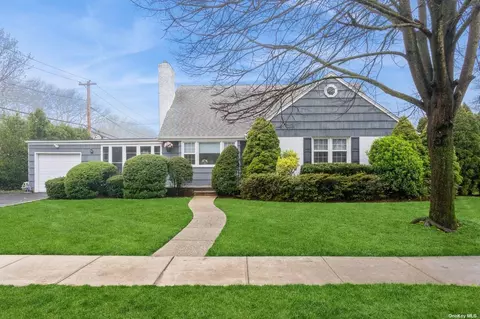 6 Middleton Rd, Garden City, NY 11530