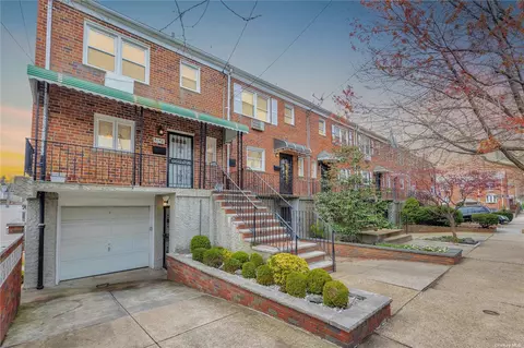 61-40 69th Pl, Middle Village, NY 11379