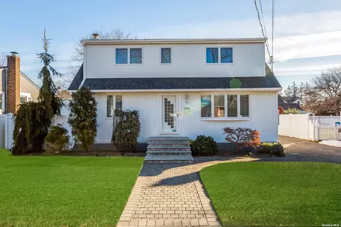 19 Roosevelt Ave, Massapequa Park, NY 11762