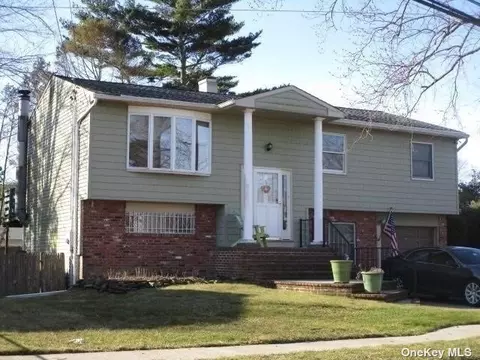 55 Sand St, Massapequa, NY 11758