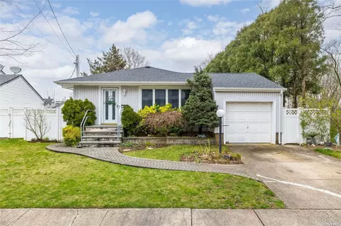 825 Sterling St, North Bellmore, NY 11710