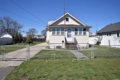 25 Pine St, Copiague, NY 11726