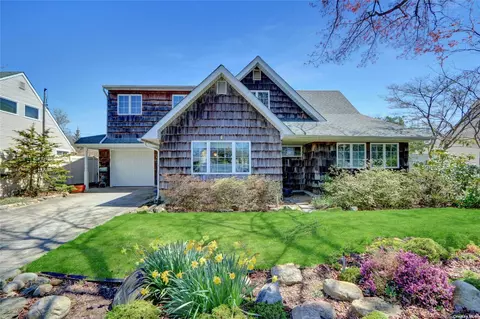 51 Link Ln, Hicksville, NY 11801