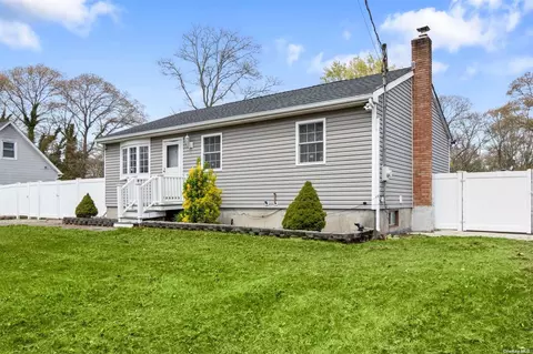 87 Eleanor Ave, Mastic, NY 11950