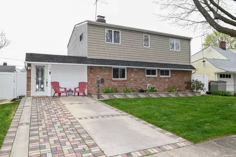 9 Bird Ln, Hicksville, NY 11801