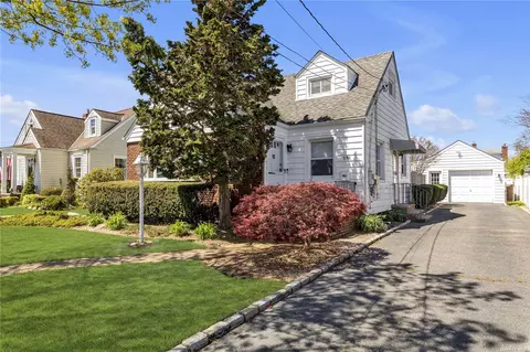 15 Sullivan Ave, Farmingdale, NY 11735