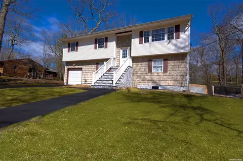 61 W Bartlett Rd, Middle Island, NY 11953