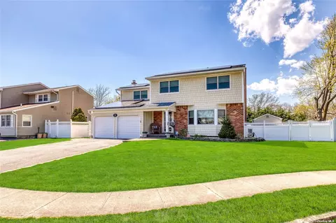 24 Kent Ct, West Islip, NY 11795