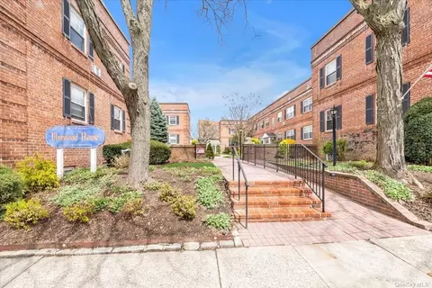 21 S Village Ave #3, Rockville Centre, NY 11570