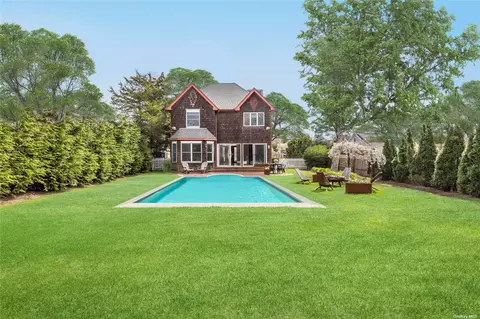 69 Oak St, Westhampton Beach, NY 11978