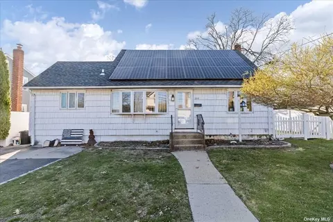 257 N 6th St, Bethpage, NY 11714