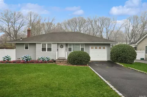 42 Howell Dr, Smithtown, NY 11787