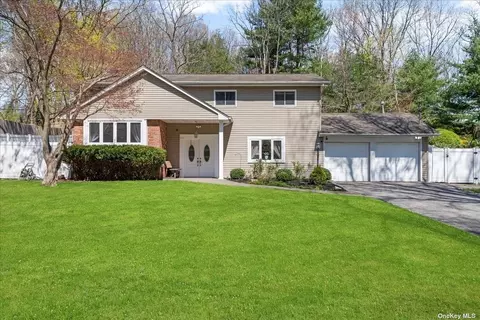 37 River Heights Dr, Smithtown, NY 11787