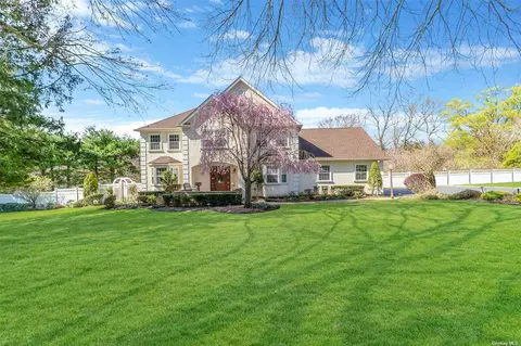 2 Pinnacle Ct, Dix Hills, NY 11746