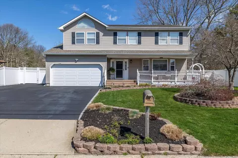69 Presford Dr, Shirley, NY 11967