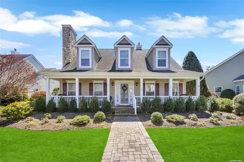 4 Green Ash St #4, Calverton, NY 11933