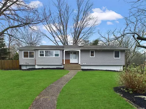 37 Storyland Ln, Setauket, NY 11733