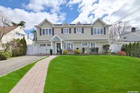 43 Mellow Ln, Westbury, NY 11590