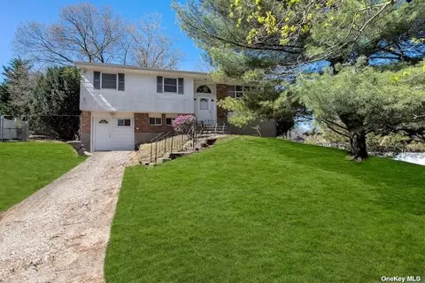 100 Plymouth Blvd, Smithtown, NY 11787