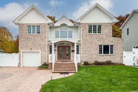 3 Robert St, Old Bethpage, NY 11804