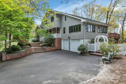 56 Ledgewood Dr, Smithtown, NY 11787