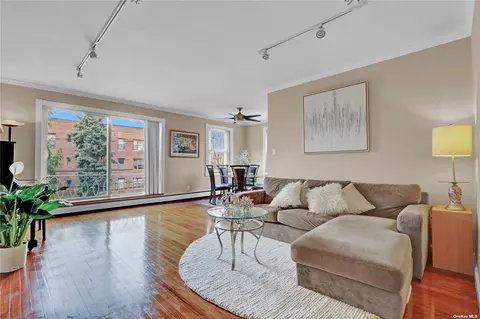 21 Bond St #2B, Great Neck, NY 11021