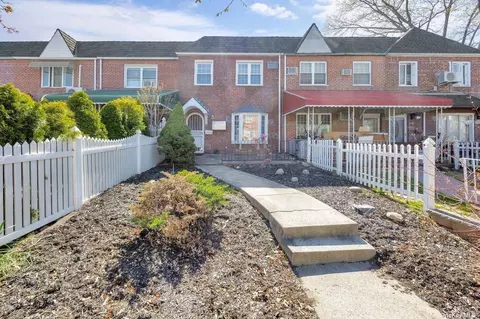 61-06 77th Pl, Middle Village, NY 11379