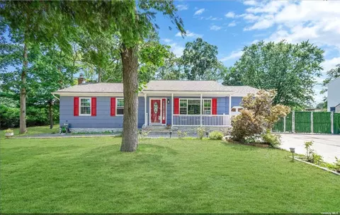 10 Palmetto Dr, Shirley, NY 11967