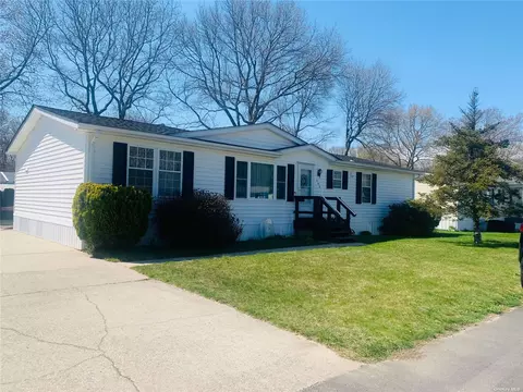 638 Fresh Pond Ave, Calverton, NY 11933