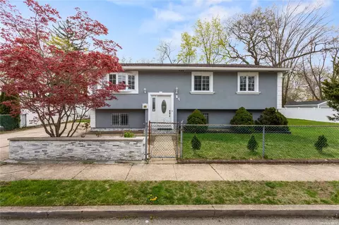 84 Stevens St, Freeport, NY 11520