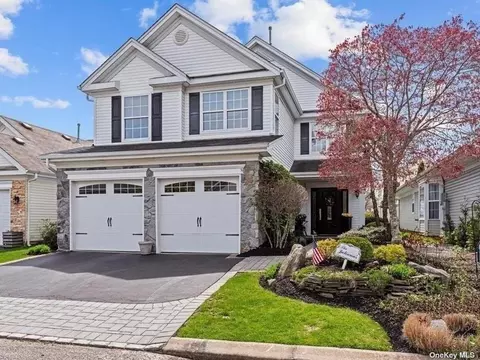 8 Philip Ln #8, Middle Island, NY 11953