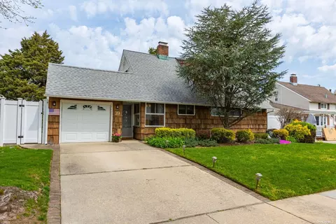 39 Bayberry Ln, Levittown, NY 11756