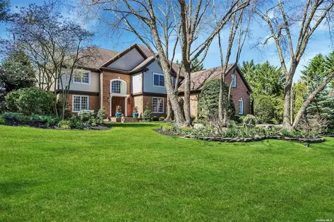 3 Stone Hill Dr N, Manhasset, NY 11030