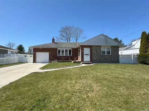16 Whittier Dr, Greenlawn, NY 11740